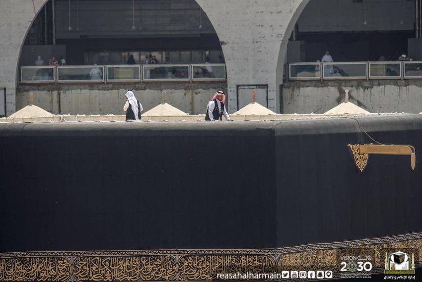 الكعبة تلبس حلتها الجديدة (صور)