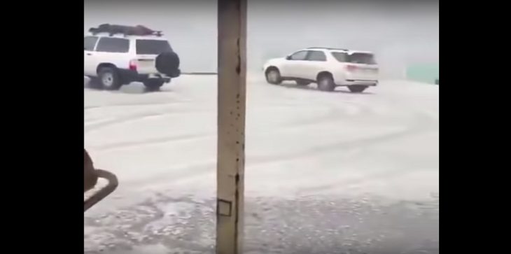 البياض يكسو مناطق في أبها السعودية