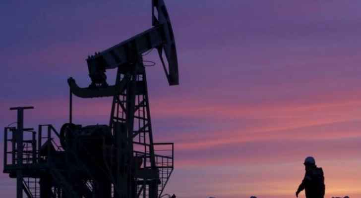 النفط ينخفض