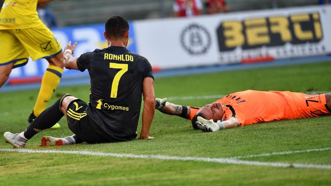 زوجة حارس كييفو فيرونا«المصاب» تهاجم رونالدو