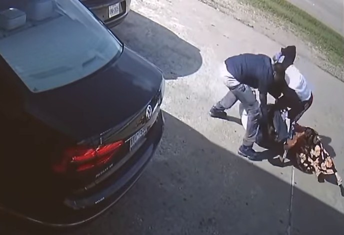 مشاهد مروعة.. بالفيديو لحظة سرقة 75