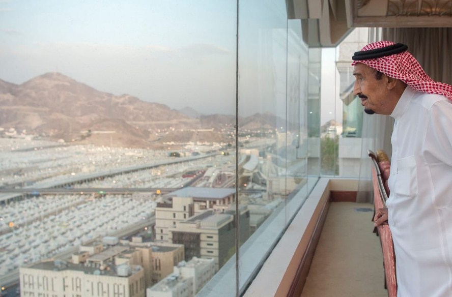 بالصور.. الملك سلمان في منى للإشراف