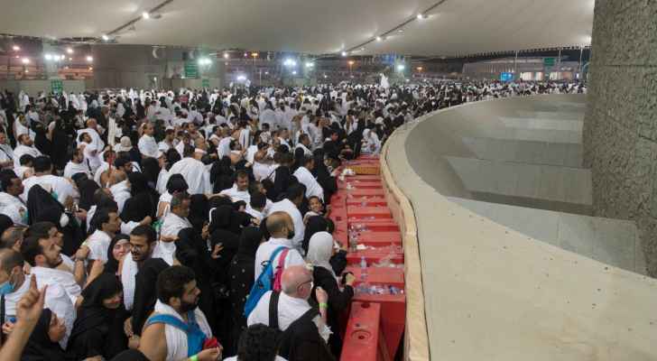 الحجاج يبدأون رمي الجمرات في أول