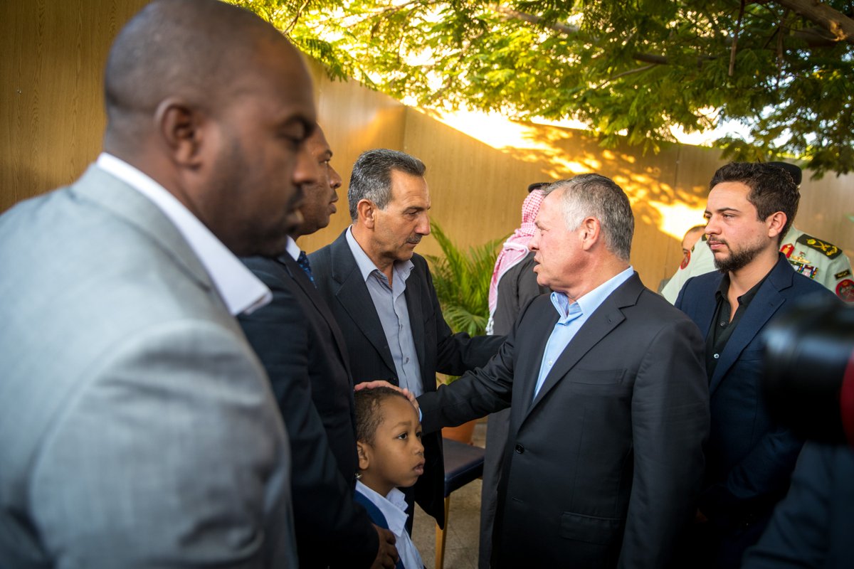 الملك يلتقي أسر الشهداء (صور)