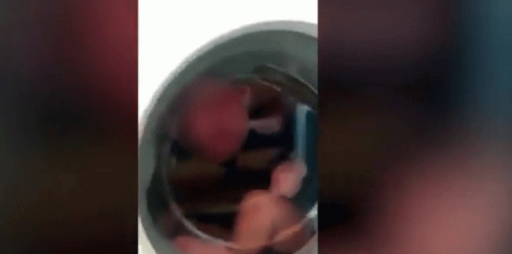 جليس أطفال يحبس رضيعا في الغسالة..