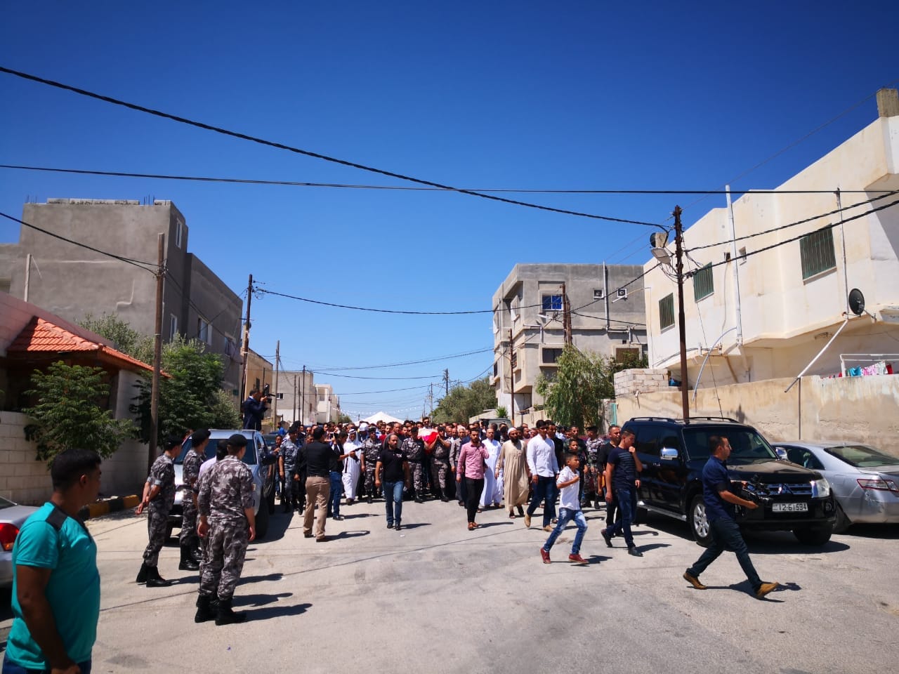 المئات يشيعون جثمان الشهيد الزعبي في