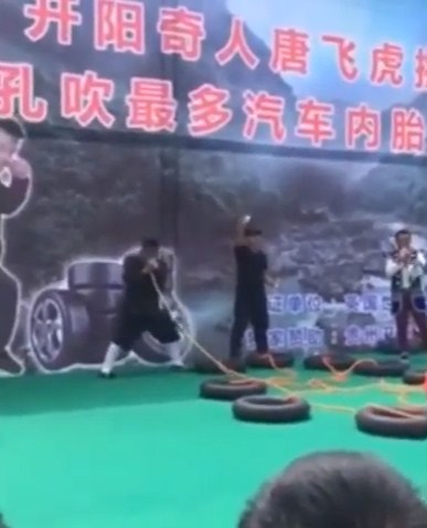 بالفيديو: ينفخ 12 إطارا بأنفه في