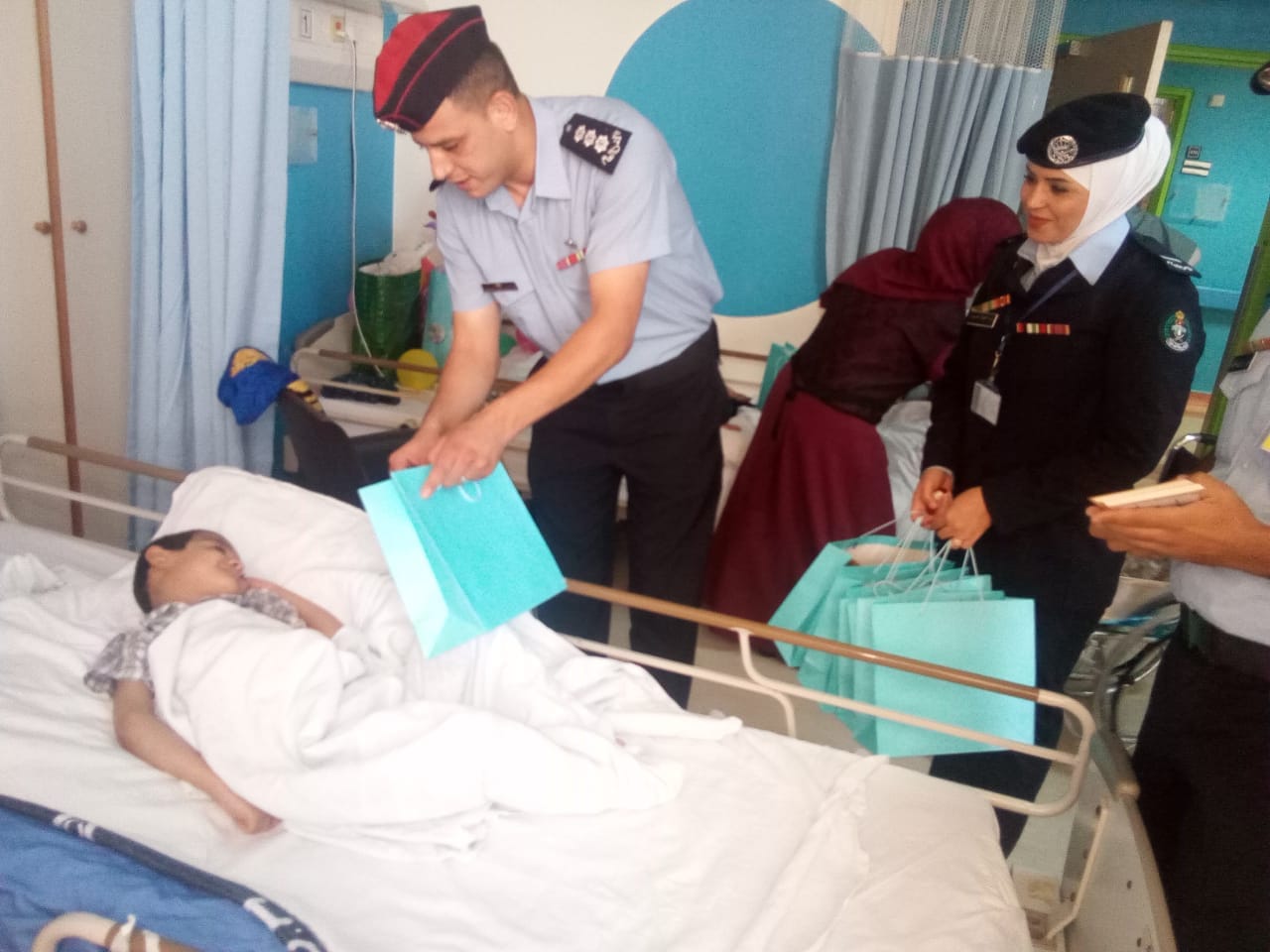 الشرطة المجتمعية تعايد أطفالا مرضى بمستشفى