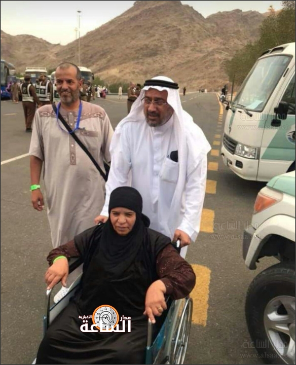 وزير الاوقاف يساعد الحاجة الأردنية الكعابنة