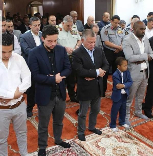 كيف تحول «المنديل» بيد قائد الجيش