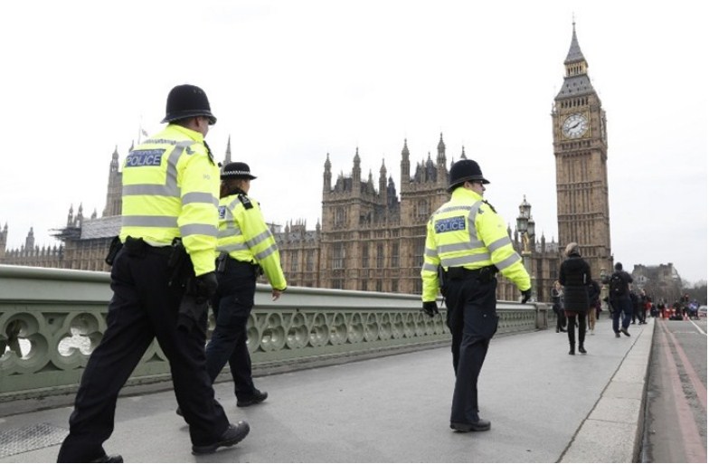 شرطي بريطاني يحرر مخالفة لزميله الشرطي..