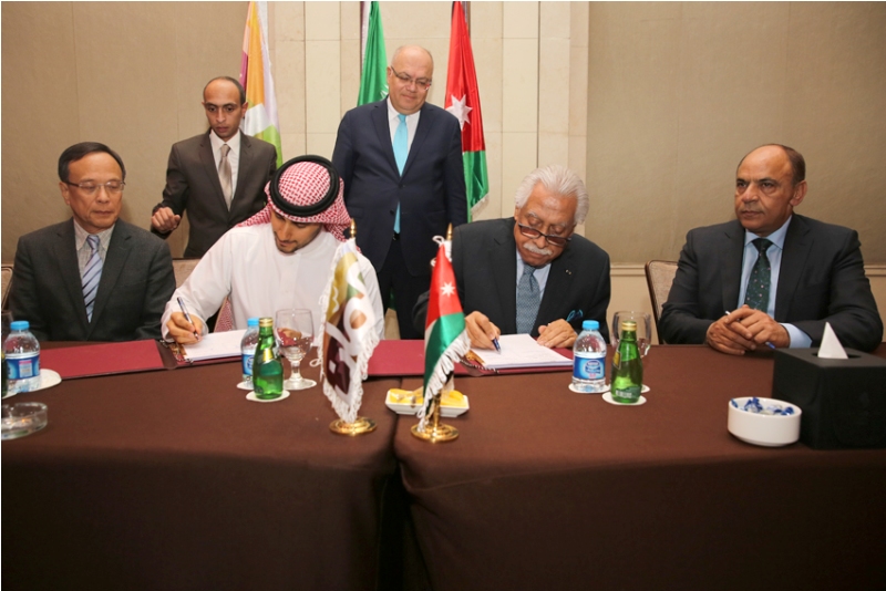 نجل الوليد بن طلال ينير شوارع