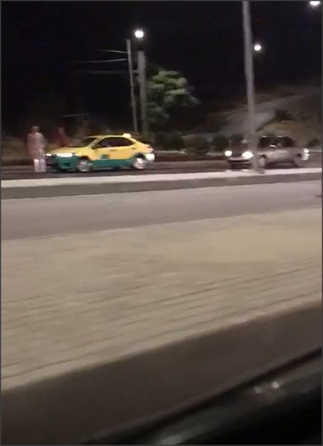 فتاة تسير «عارية» تحت جسر عبدون