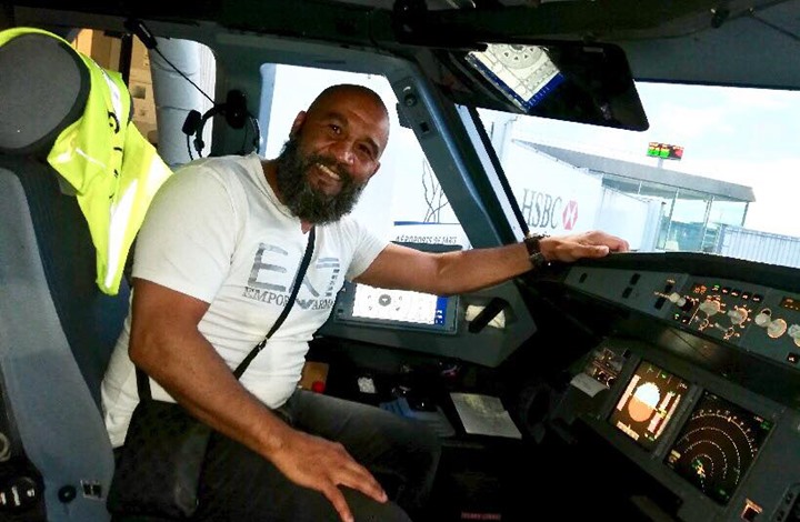 ملاكم فرنسي مسلم يحبط اختطاف طائرة