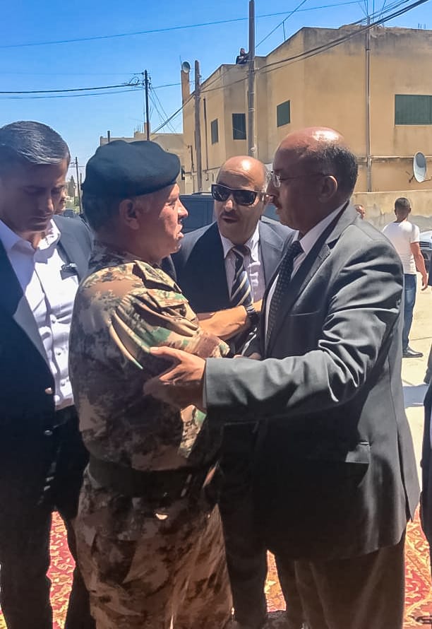 الملك يقدم واجب العزاء بالشهيد أحمد