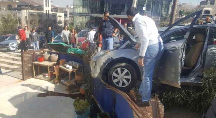 سيارة تقتحم محلا تجاريا في عبدون