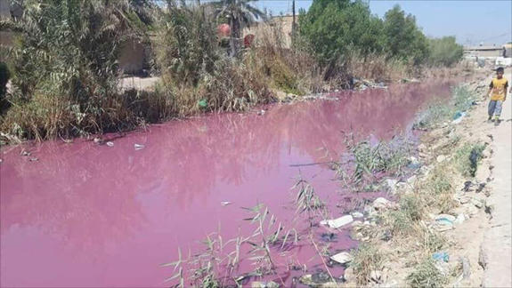 العراق .. انهار البصرة تحولت للأحمر