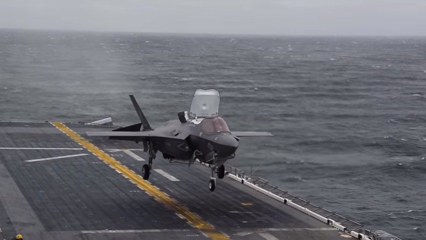 شاهد.. . هبوط عمودي لطائرة «إف-35-بي»