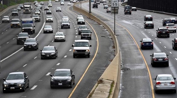 يطلق النار على النساء خلال قيادتهن