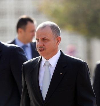 الأمير فيصل يقدم واجب العزاء لأسرة