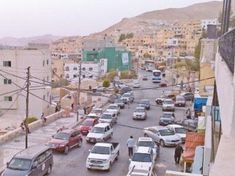 تجار بوادي موسى يحتجون على تأخر