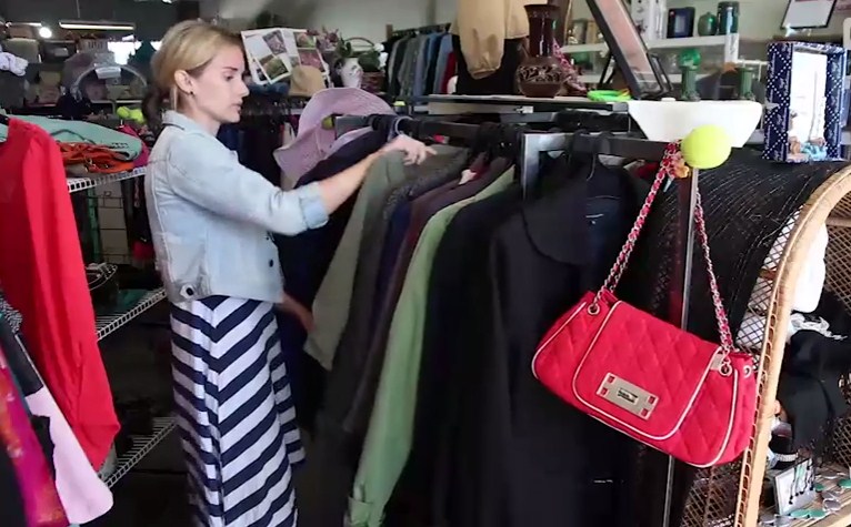 مطار يوزع مفقودات المسافرين على المحتاجين