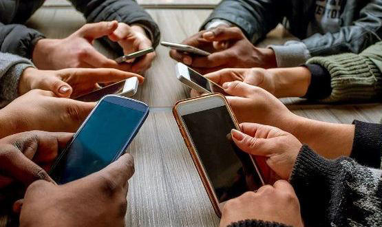 حذار.. الهاتف الذكي قد يغير شكل