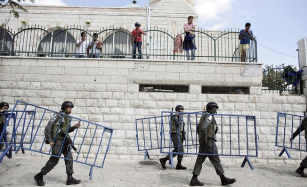 الاحتلال يحتجز هويات النساء في الأقصى