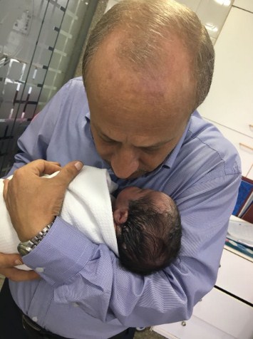 الدكتور تحسين منصور يهنئ نجله حسام