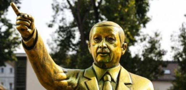 شاهد بالفيديو.. لحظة إزالة تمثال أردوغان