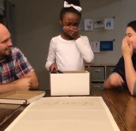 بالفيديو.. . رد فعل طفلة لحظة