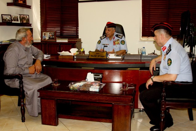 الامن يكرم مواطنا قدم معلومات اسهمت