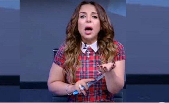 إعلامية مصرية تقطع شرايين يدها ببث