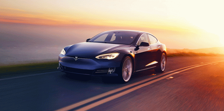 بسبب خطأ فني.. سيارة “تسلا” تطير