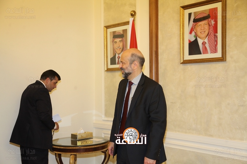 مكتب الرزّاز.. . بين الكرسي الهزّاز