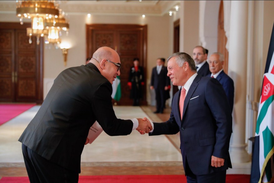 الملك يتقبل أوراق اعتماد سفراء بينهم