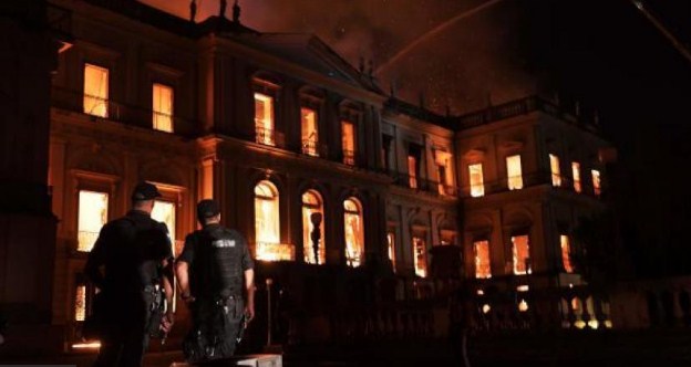 حريق بالمتحف الوطني بالبرازيل يهدد 20