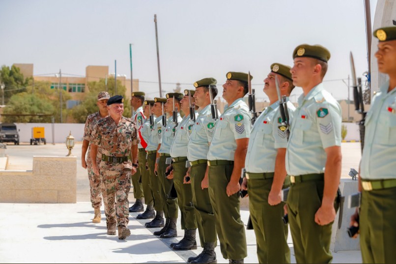 الملك يزور مدرسة تدريب ضباط الصف