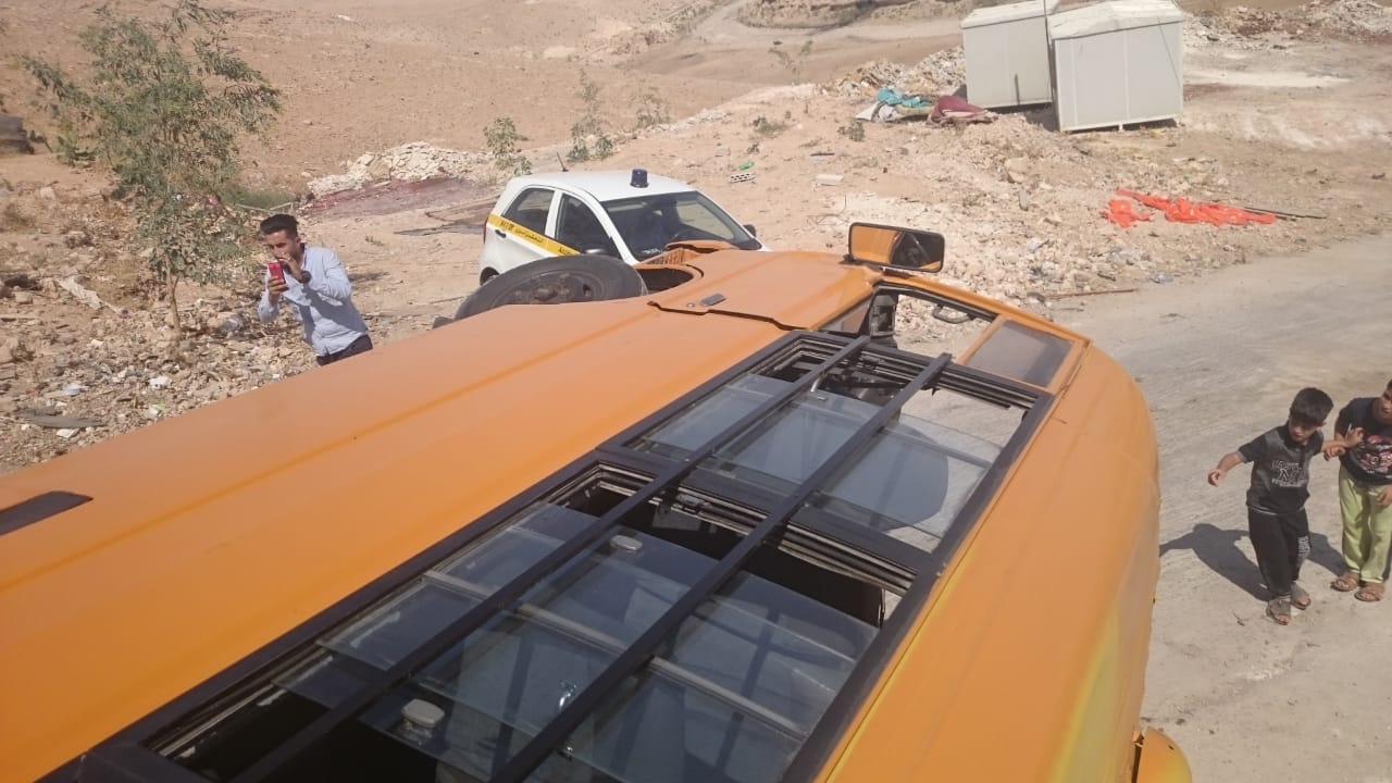 12 إصابة بتدهور باص مدرسة في