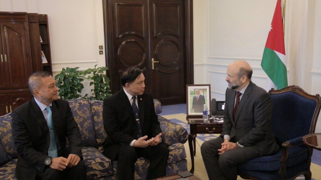 الرزاز يستقبل وفد مجلس الشيوخ التايلاندي