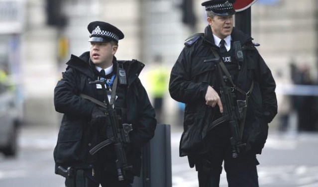 القبض على ثلاث بريطانيات للاشتباه في