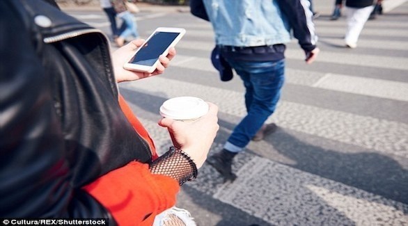 إشارات أرضية لحماية الأشخاص المنشغلين بهواتفهم