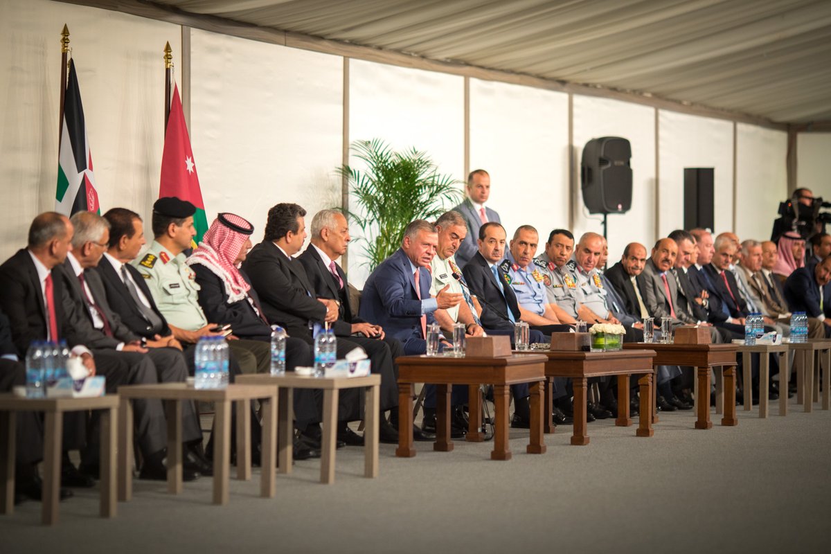 الملك يلتقي في الديوان الملكي متقاعدين