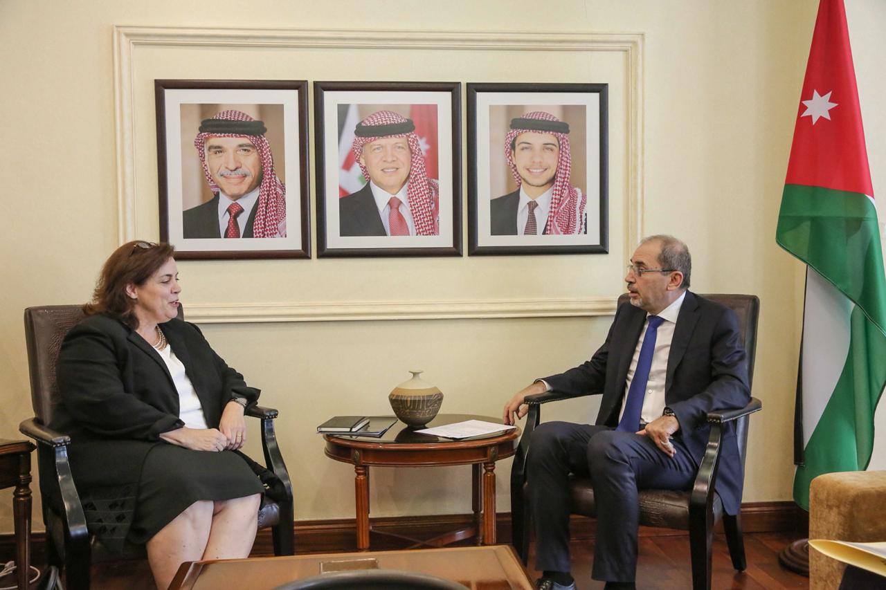 الصفدي يلتقي مساعدة وزير الخارجية الأمريكي