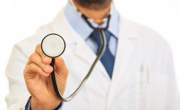 طبيب يقاضي مدير مجموعة على واتساب