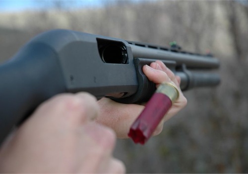 الأمن يحقق بإطلاق عيارات نارية على