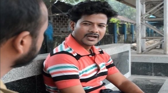 يصور فيلما ويغرق الجدران بالملصقات بحثا