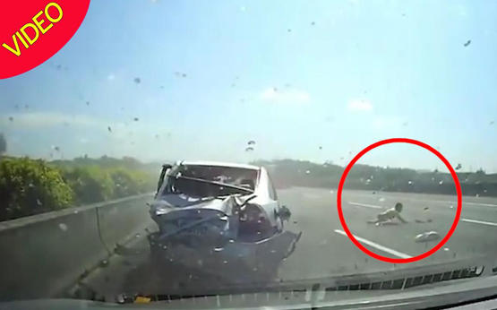 طفلان ينجوان من الموت بأعجوبة (فيديو)