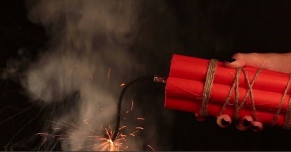 بحثا عن ضوء.. أشعلت ديناميت بنفسها