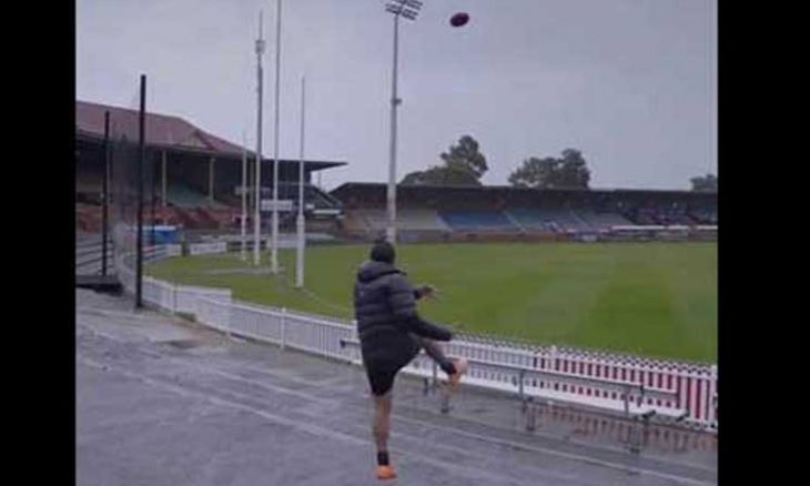 لاعب كرة قدم “يصيب” البرق بكرته-